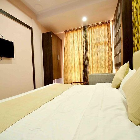 Oyo 2403 Hotel Aamantran Avenue ウッジャイン エクステリア 写真