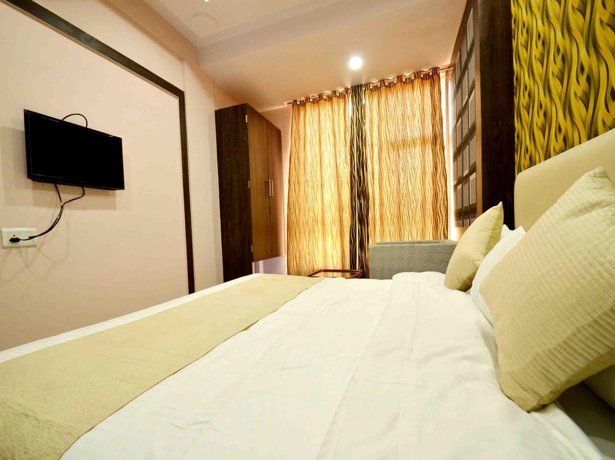 Oyo 2403 Hotel Aamantran Avenue ウッジャイン エクステリア 写真